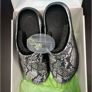 Oofos clogs new with tags